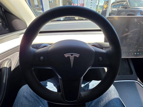 Used 2025 Tesla Model Y Long Range AWD/4WD image 17