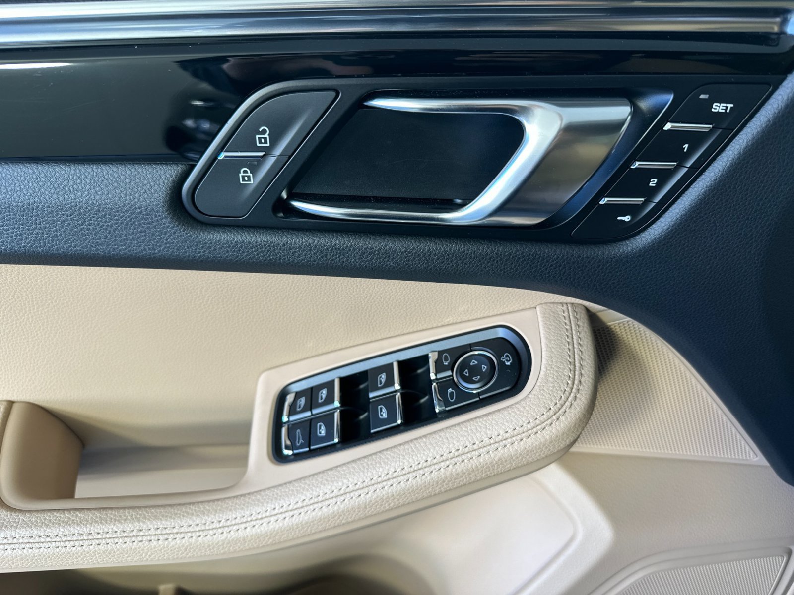 Certified 2026 Porsche Macan AWD/4WD image 12