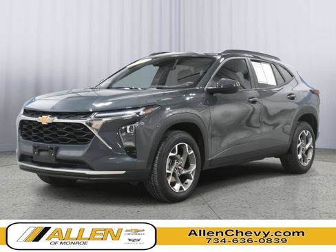 Used 2025 Chevrolet Trax LT FWD image 1