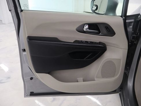 Used 2019 Chrysler Pacifica Limited FWD image 9