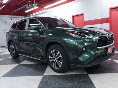Used 2024 Toyota Highlander XLE FWD image 2
