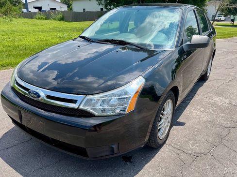 Used 2010 Ford Focus SE FWD image 2