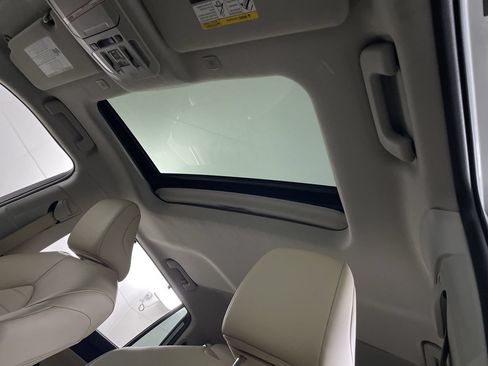 Used 2023 Toyota Highlander XLE AWD/4WD image 18