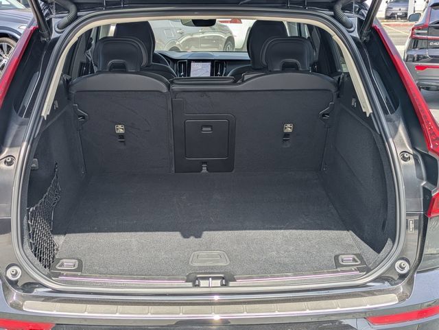 Certified 2022 Volvo XC60 B5 Momentum FWD image 28