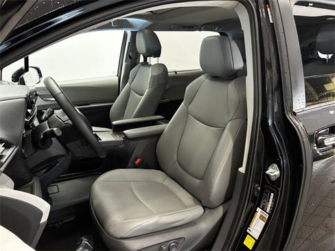 Used 2021 Toyota Sienna XLE image 12