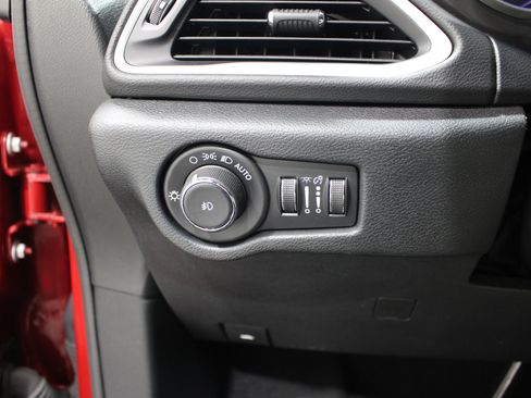 Used 2025 Chrysler Pacifica Select FWD image 9