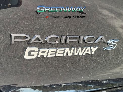 New 2026 Chrysler Pacifica Limited image 9