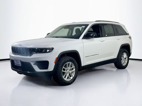 Used 2023 Jeep Grand Cherokee Laredo AWD/4WD image 1