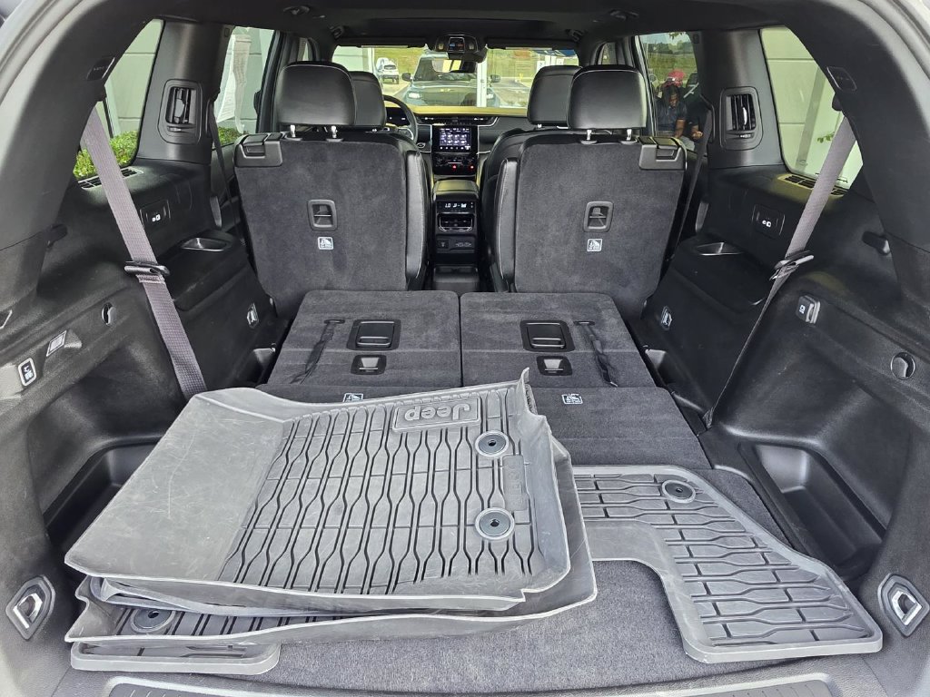Used 2025 Jeep Grand Cherokee L Altitude RWD image 13