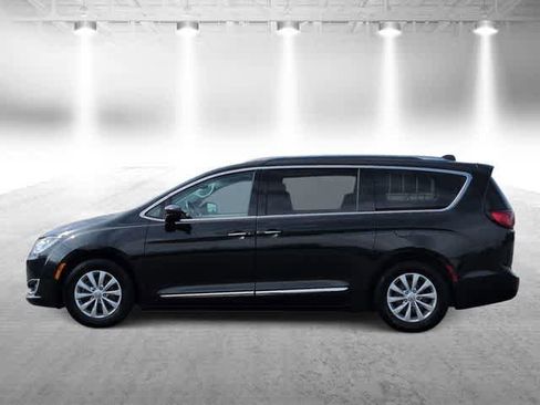 Used 2018 Chrysler Pacifica Touring-L Plus FWD image 5