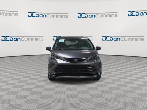 Used 2024 Toyota Sienna XLE image 3