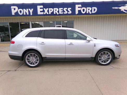 Used 2019 Lincoln MKT AWD image 2