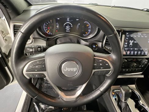 Used 2022 Jeep Grand Cherokee Laredo X image 11