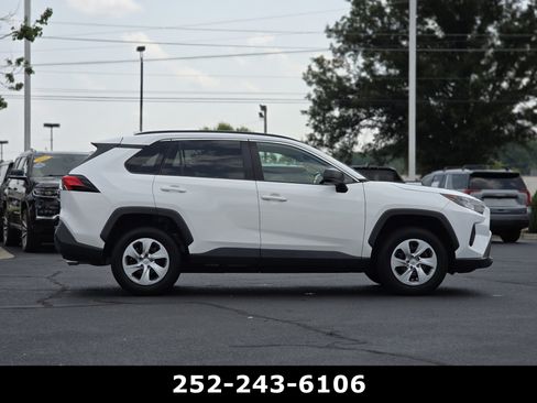 Used 2021 Toyota RAV4 LE FWD image 9