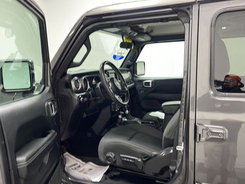Used 2018 Jeep Wrangler Unlimited Sahara AWD/4WD image 2