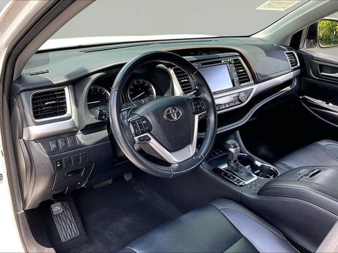 Used 2019 Toyota Highlander XLE AWD/4WD image 17