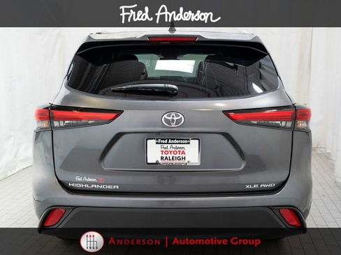 Used 2023 Toyota Highlander XLE AWD/4WD image 4