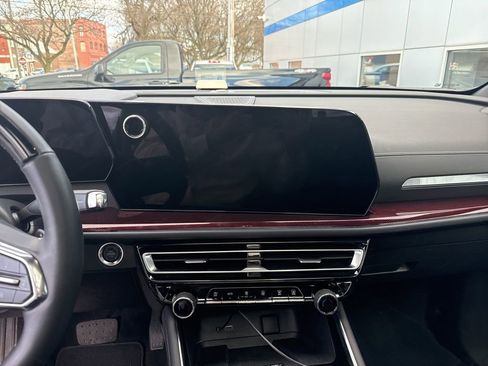 Used 2024 Chevrolet Traverse Z71 w/ Enhanced Driving Package image 22