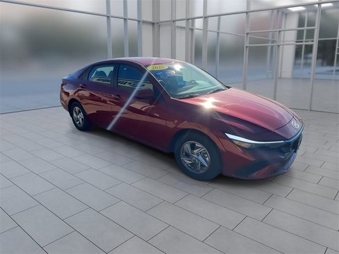 Used 2025 Hyundai Elantra SE image 2