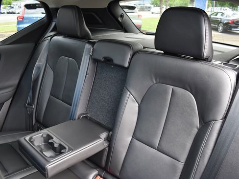 Certified 2024 Volvo XC40 B5 Ultimate w/ Protection Package Premier image 8