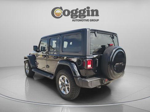 Used 2018 Jeep Wrangler Unlimited Sahara AWD/4WD image 4