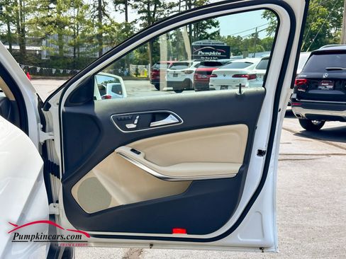 Used 2020 Mercedes-Benz GLA 250 4MATIC w/ Premium Package image 20