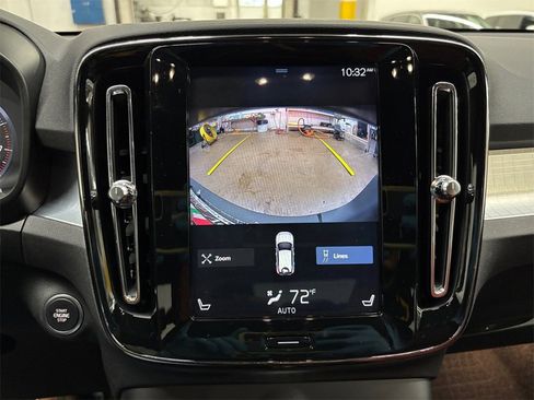 Used 2019 Volvo XC40 T4 Momentum image 24