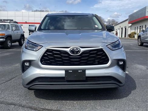 Used 2024 Toyota Highlander LE image 2