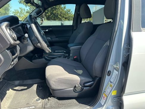Used 2019 Toyota Tacoma TRD Off-Road w/ Exterior Package AWD/4WD image 10