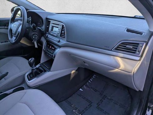 Used 2017 Hyundai Elantra SE image 19