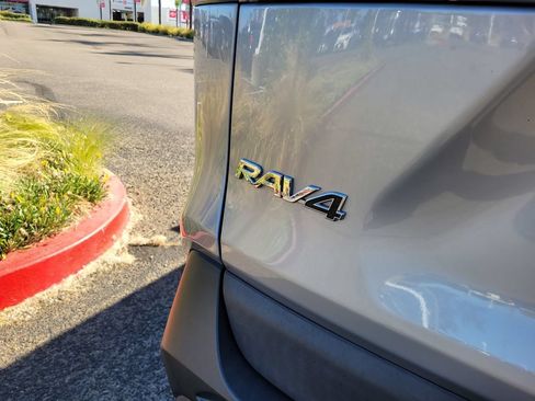Used 2022 Toyota RAV4 XLE w/ Convenience Package FWD image 6
