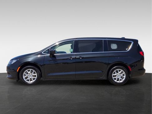 Used 2022 Chrysler Voyager LX FWD image 8
