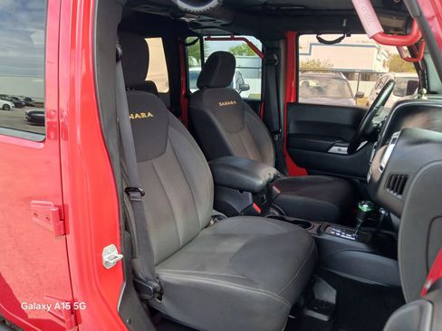 Used 2015 Jeep Wrangler Unlimited Sahara w/ Connectivity Group AWD/4WD image 18