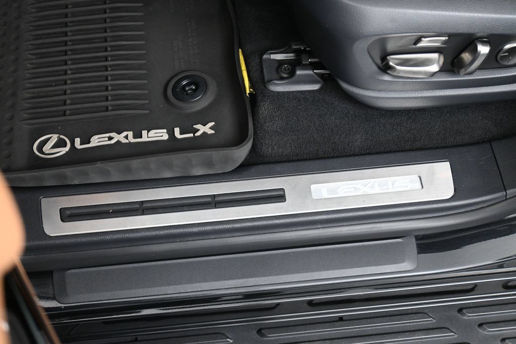 Used 2024 Lexus LX 600 4WD w/ Appearance Package image 16