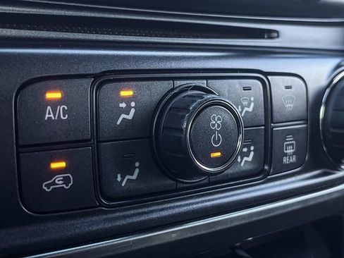 Used 2018 Chevrolet Silverado 1500 LT w/ LT Eassist Package image 28