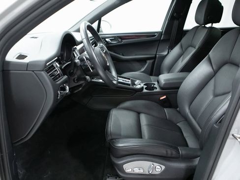 Certified 2025 Porsche Macan image 16