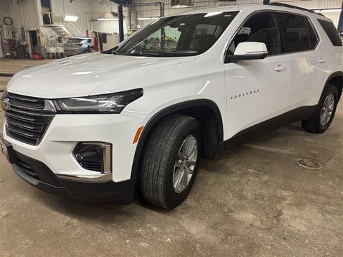 Used 2023 Chevrolet Traverse LT image 2