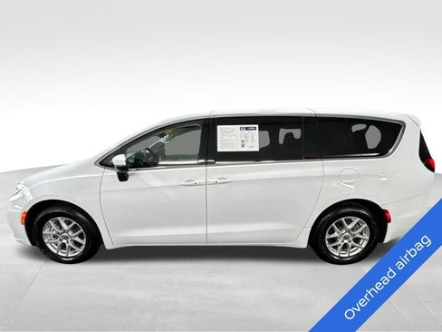 Used 2023 Chrysler Pacifica Touring-L FWD image 8