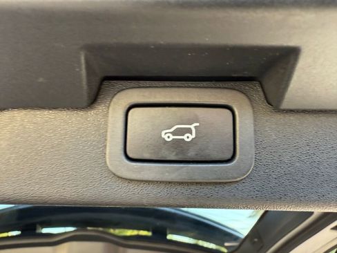 Used 2020 Land Rover Discovery SE image 35