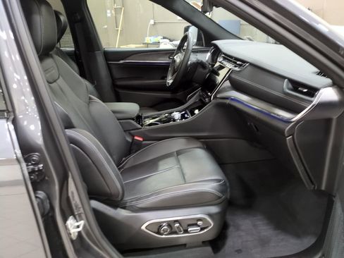 Used 2023 Jeep Grand Cherokee L Overland w/ Advanced Protech Group III image 9