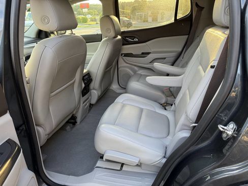 Used 2019 GMC Acadia SLT image 18