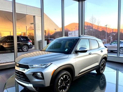 Used 2023 Chevrolet TrailBlazer LT FWD image 2