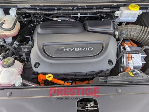 Used 2024 Chrysler Pacifica Select image 33