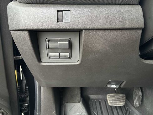 Used 2025 Chevrolet Colorado Z71 w/ Midnight Edition image 18