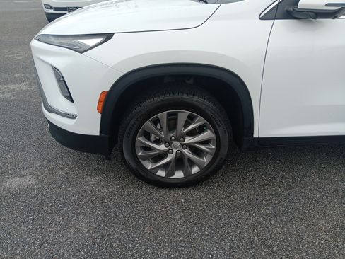 Used 2025 Buick Enclave Preferred FWD image 2