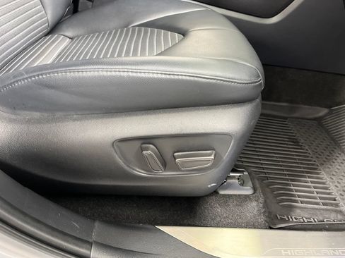 Used 2023 Toyota Highlander XSE FWD image 8