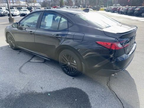 Used 2025 Toyota Camry SE image 3