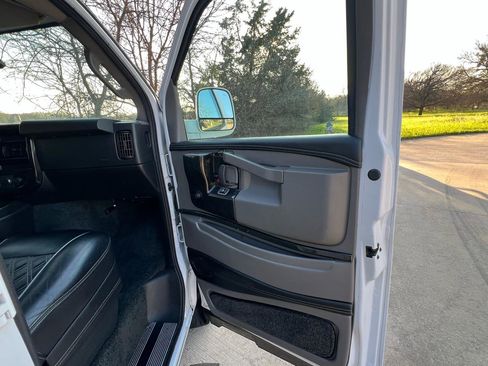 Used 2019 GMC Savana 2500 Extended w/ Enhanced Convenience Package image 18