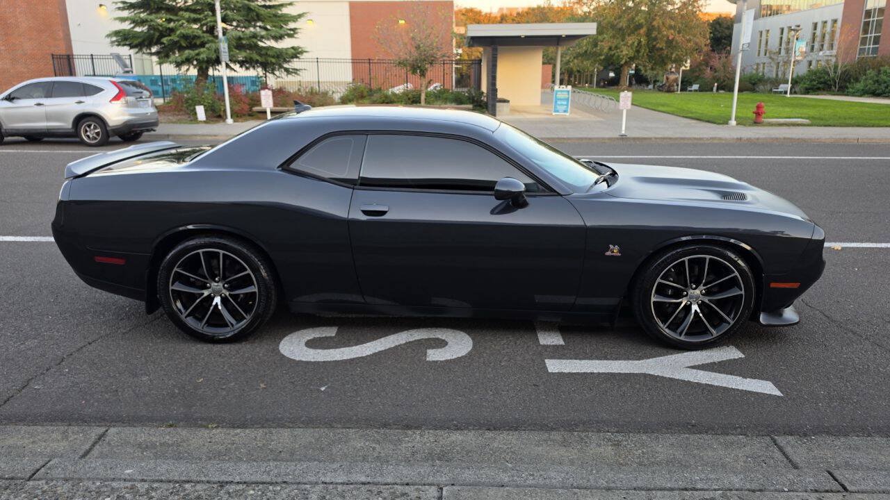 Used 2016 Dodge Challenger R/T Scat Pack w/ Leather Interior Group RWD image 4