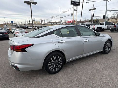 Used 2024 Nissan Altima 2.5 SV image 14